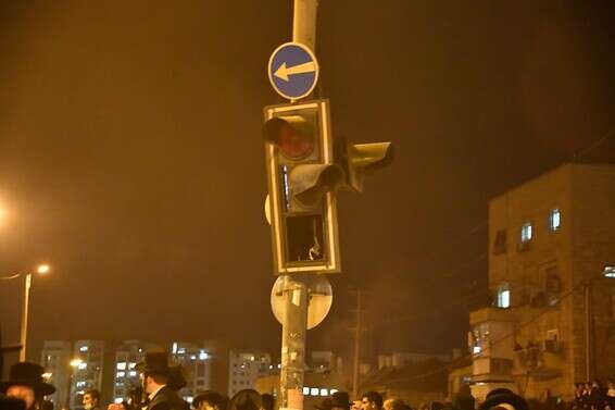 המפגינים גרמו נזק לרמזורים באזור המחאה // צילום: דוברות המשטרה